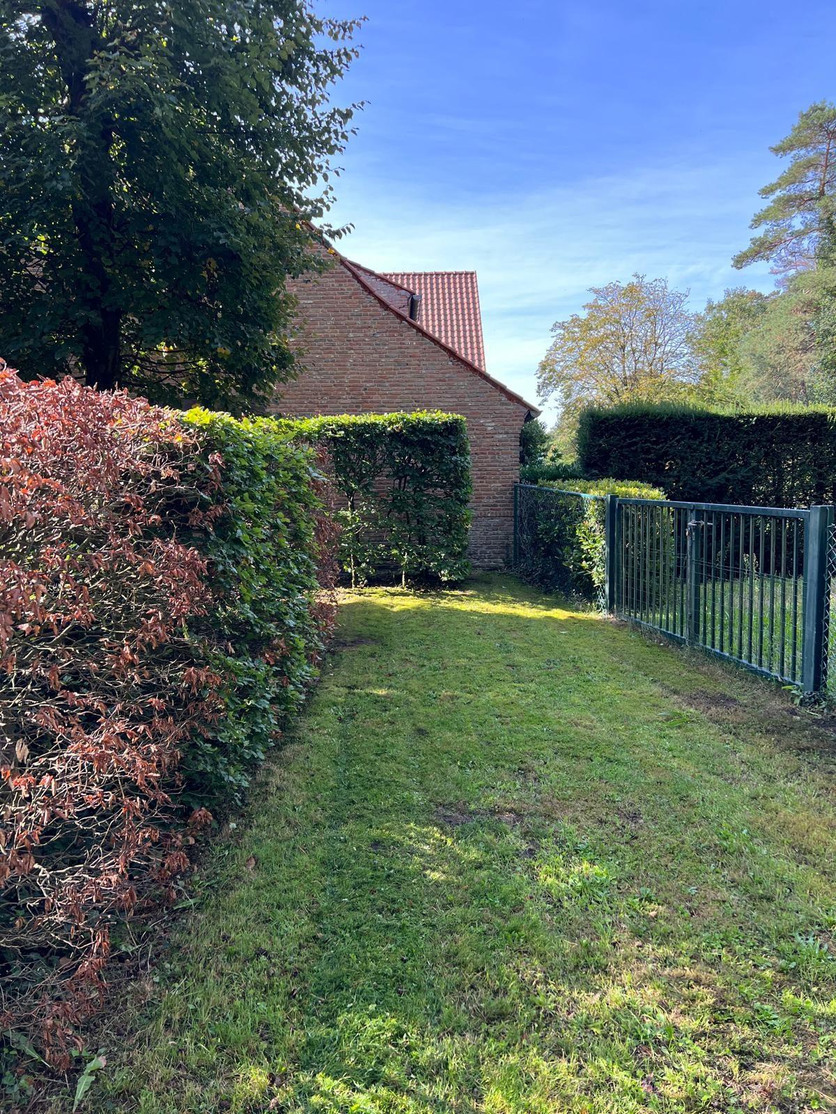 Gemaaide strook langs de zijkant van de woning