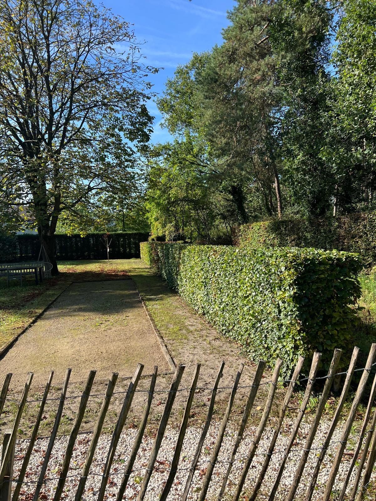 Geschoren haag naast een kastanjehouten afsluiting