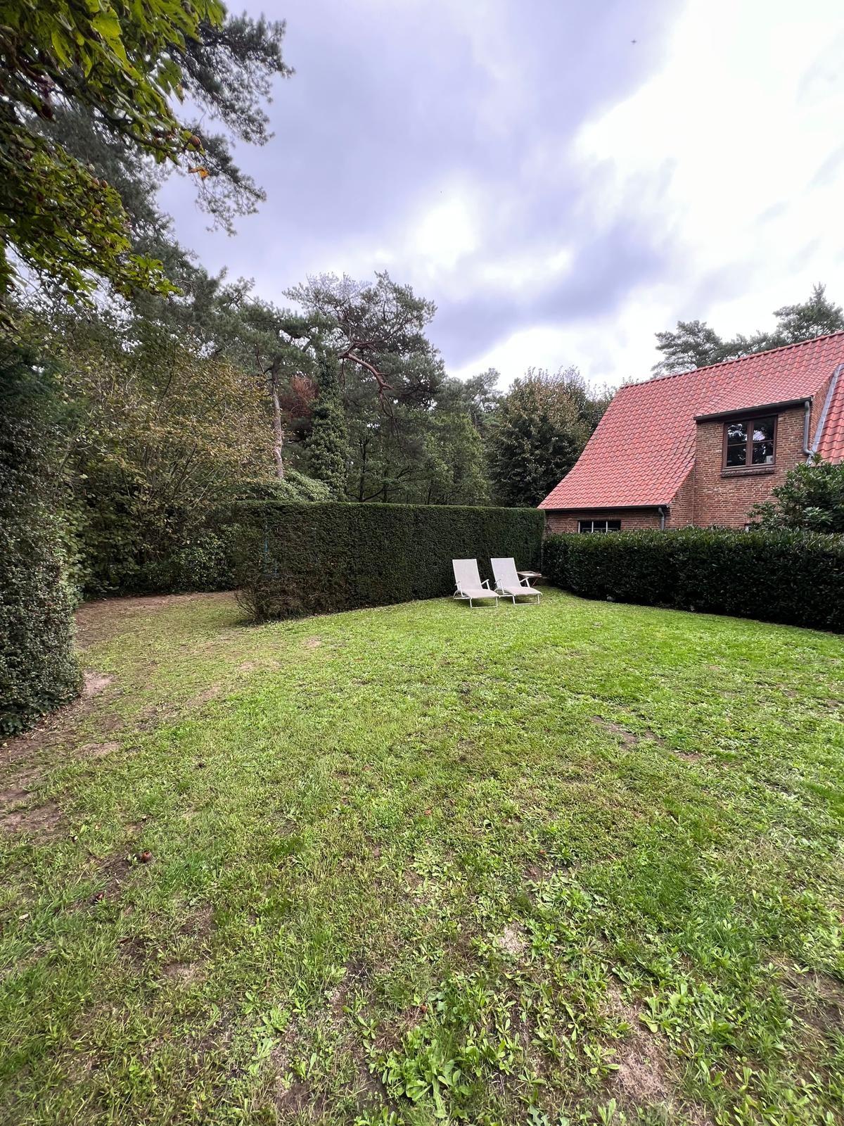 Onderhouden gazon bij een villatuin